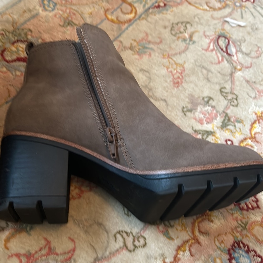 Boots - Picture 3 of 4